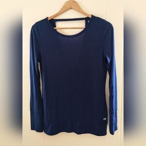 GAP Fit long sleeve athletic top with back cut out and thumb holes, Go Dry
